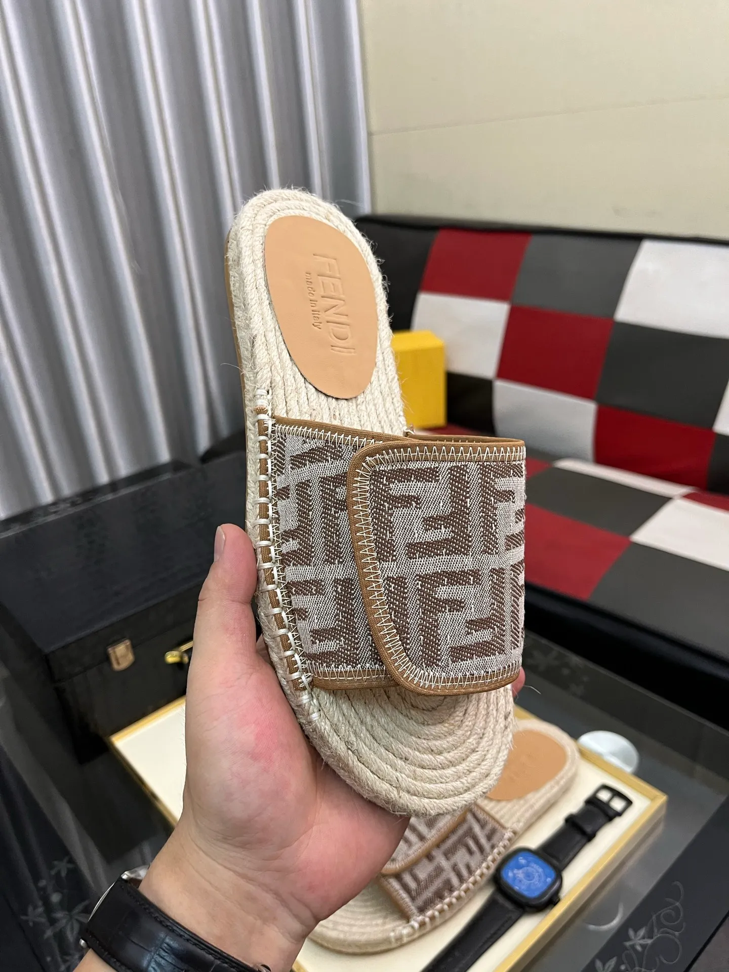 Men's shoes💰320⌚️⌚️[FENDI~Fendi slippers] High-end men's shoes brand official website 1:1 latest masterpiece: original mold customization, fabrics made of imported original materials, upgraded outsole, lighter, top quality in the market, simple and tasteful, a must-have for fashionistas, fashion is at your feet, full of confidence, the same style at the counter👍The season of summer slippers is here. Yardage: 38-44. Can be customized45.46.47